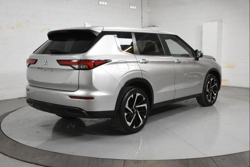 Gray 2024 Mitsubishi Outlander SE