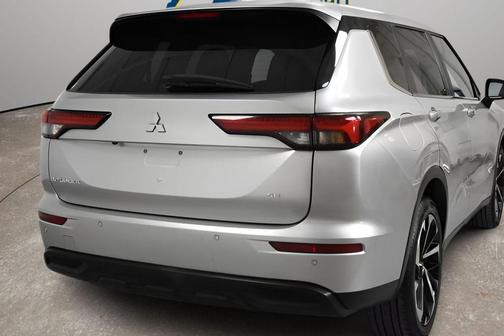 Gray 2024 Mitsubishi Outlander SE