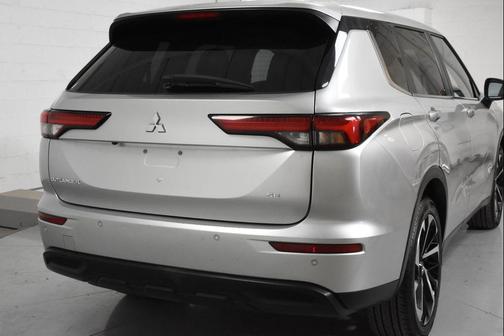 Gray 2024 Mitsubishi Outlander SE