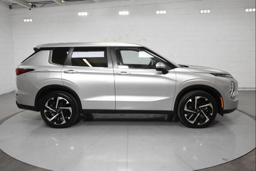 Gray 2024 Mitsubishi Outlander SE