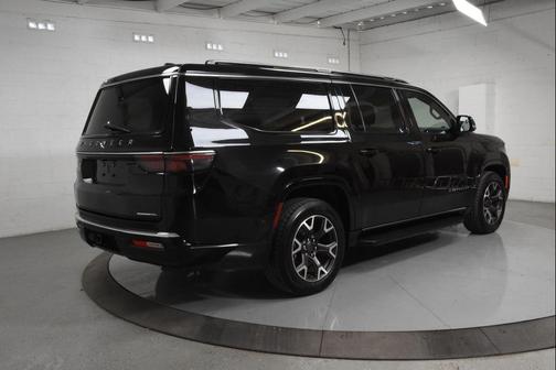 Diamond Black Crystal Pearlcoat 2023 Jeep Wagoneer L Series III 4x2