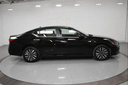 Super Black Clearcoat 2024 Nissan Altima 2.5 SV