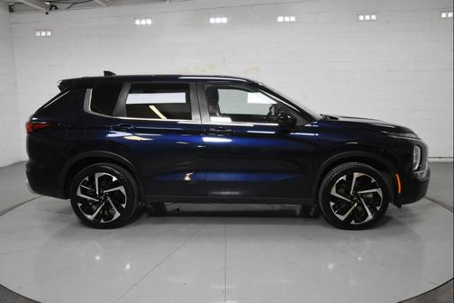 Cosmic Blue Metallic 2024 Mitsubishi Outlander SE