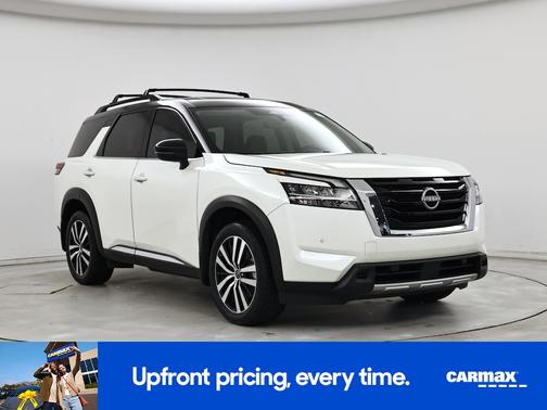 White 2023 Nissan Pathfinder Platinum