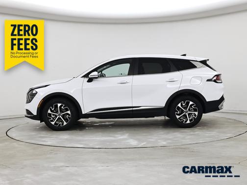 White 2024 Kia Sportage EX