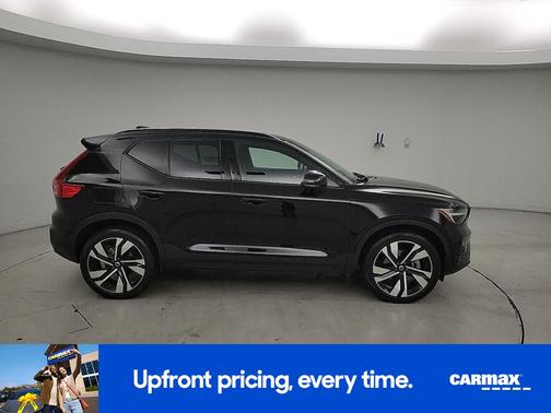 2023 Volvo XC40 B5 Plus Dark Theme
