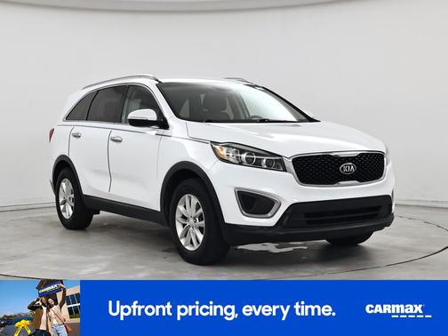 White 2016 Kia Sorento LX