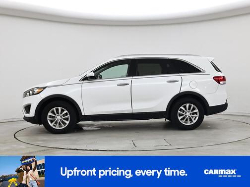 White 2016 Kia Sorento LX