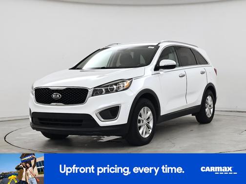 White 2016 Kia Sorento LX