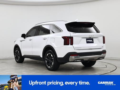 White 2024 Kia Sorento S