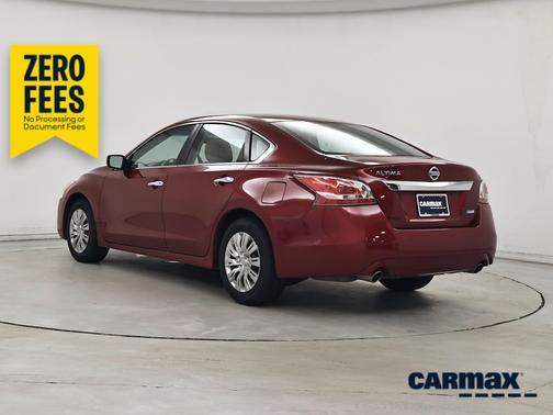 Red 2014 Nissan Altima