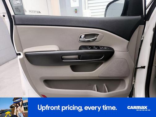 White 2019 Kia Sedona LX