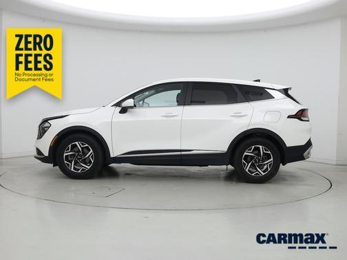 White 2023 Kia Sportage LX