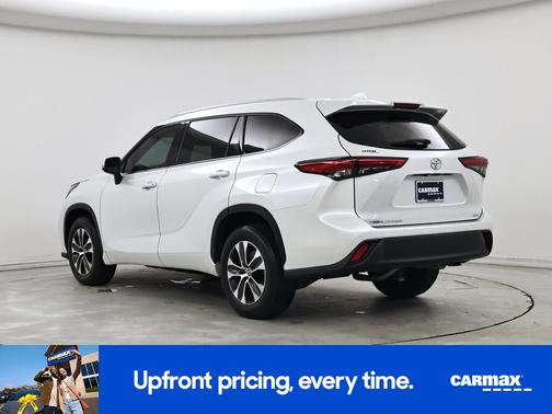 White 2022 Toyota Highlander XLE