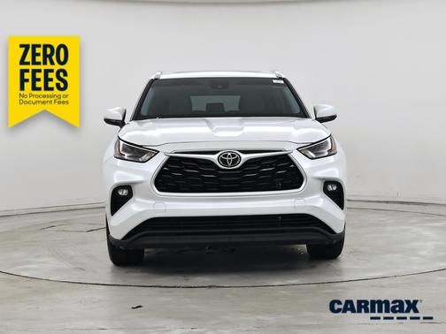 White 2022 Toyota Highlander XLE