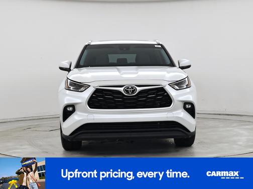 White 2022 Toyota Highlander XLE