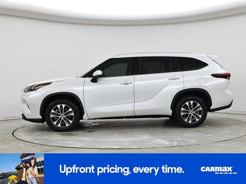 White 2022 Toyota Highlander XLE