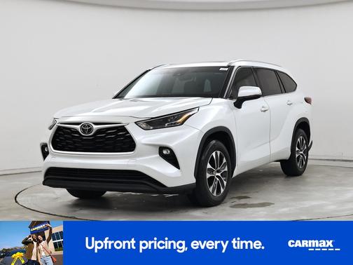 White 2022 Toyota Highlander XLE