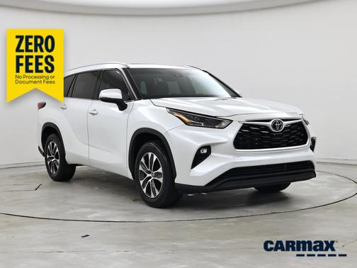 White 2022 Toyota Highlander XLE