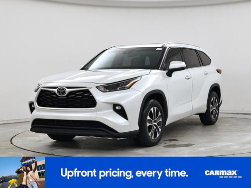 White 2022 Toyota Highlander XLE