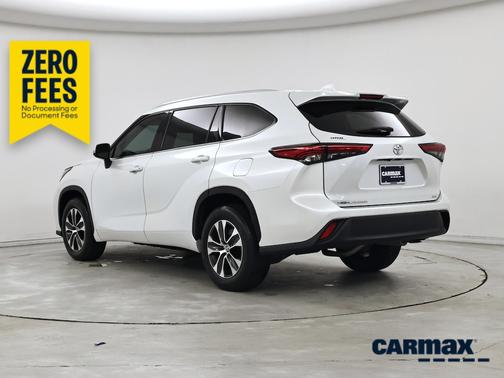 White 2022 Toyota Highlander XLE