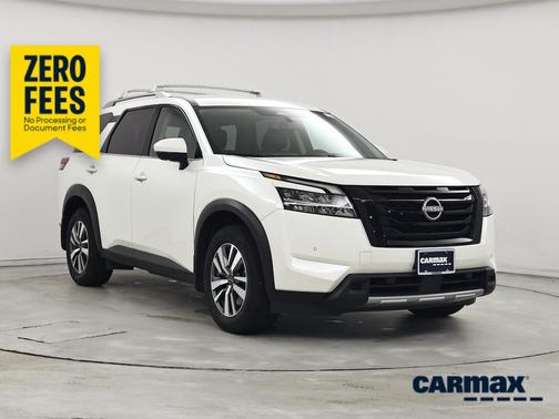 White 2024 Nissan Pathfinder SL