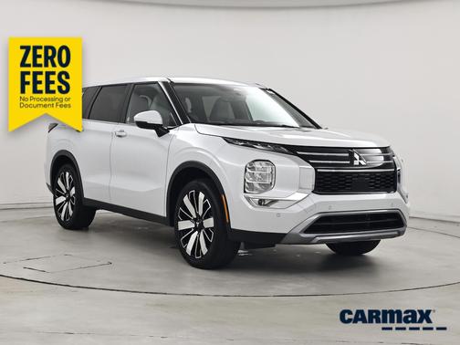 White 2025 Mitsubishi Outlander SE