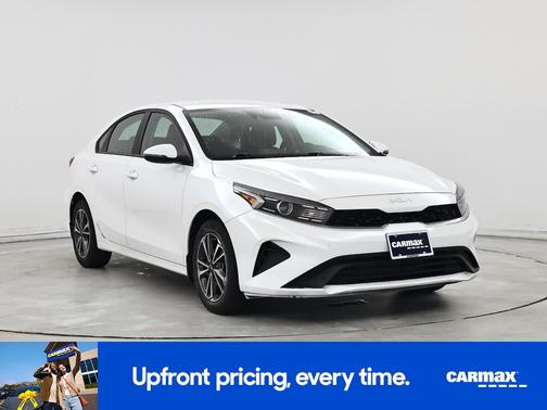 White 2023 Kia Forte LXS