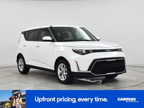 White 2024 Kia Soul LX