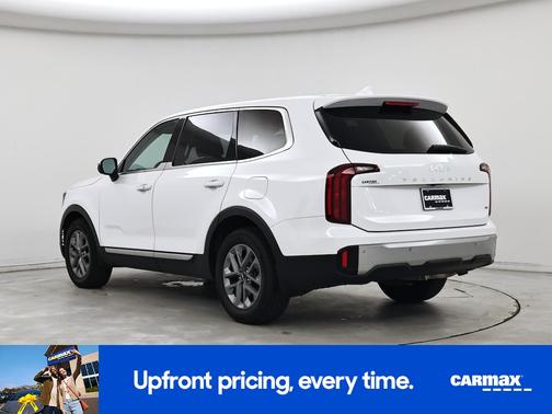 White 2023 Kia Telluride LX