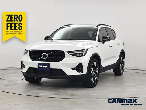 White 2024 Volvo XC40 B5 Plus Dark Theme