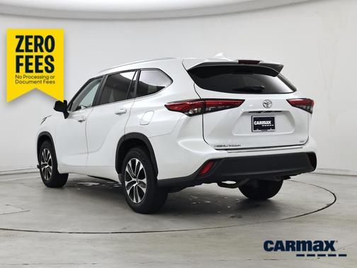 White 2023 Toyota Highlander XLE