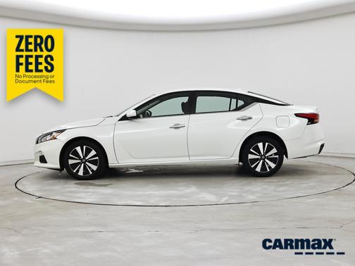 White 2022 Nissan Altima SV