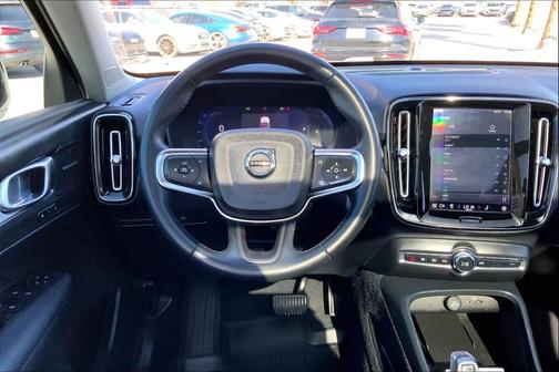 2023 Volvo XC40 B5 Ultimate Dark Theme