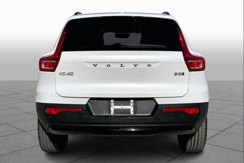 2023 Volvo XC40 B5 Ultimate Dark Theme