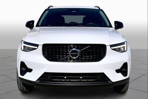 2023 Volvo XC40 B5 Ultimate Dark Theme