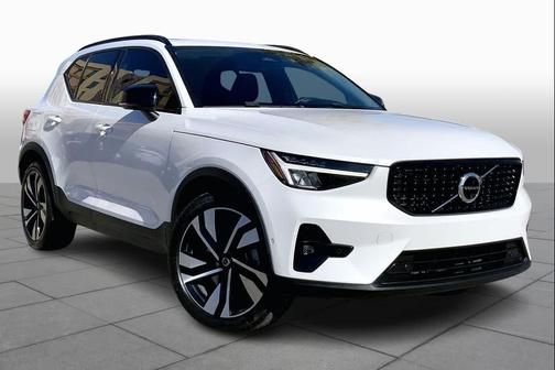 2023 Volvo XC40 B5 Ultimate Dark Theme