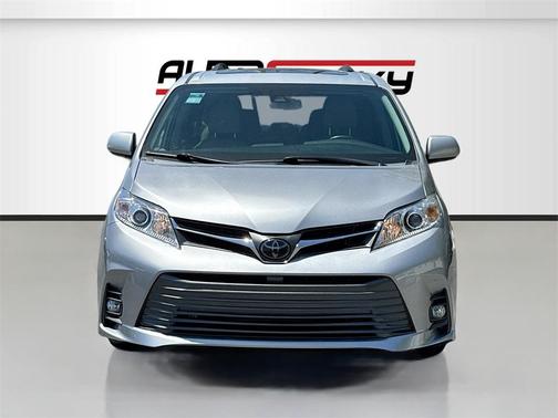 2020 Toyota Sienna XLE