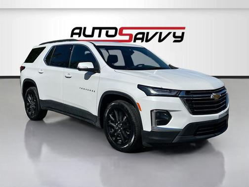 Iridescent Pearl Tricoat 2022 Chevrolet Traverse LT Leather