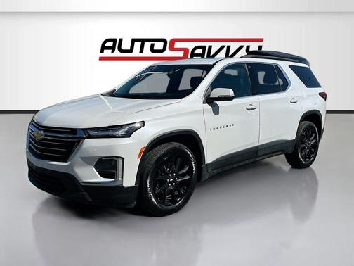 Iridescent Pearl Tricoat 2022 Chevrolet Traverse LT Leather