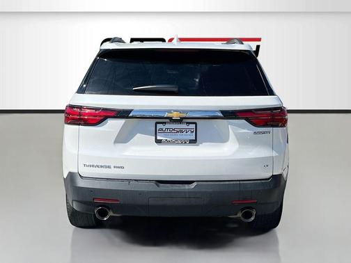 Iridescent Pearl Tricoat 2022 Chevrolet Traverse LT Leather