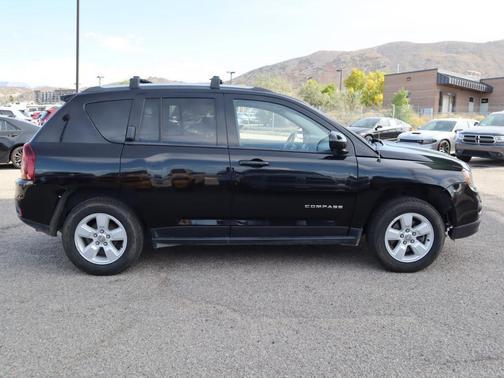 Photo 3 of 30 of 2017 Jeep Compass Latitude