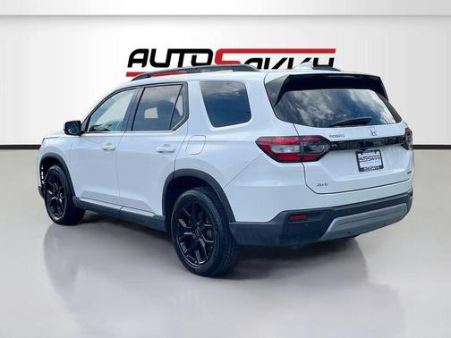 White 2023 Honda Pilot Touring