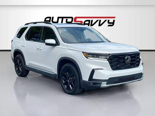 White 2023 Honda Pilot Touring