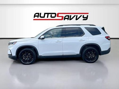 White 2023 Honda Pilot Touring