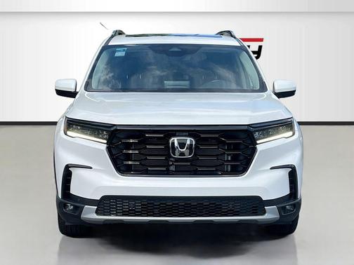 White 2023 Honda Pilot Touring