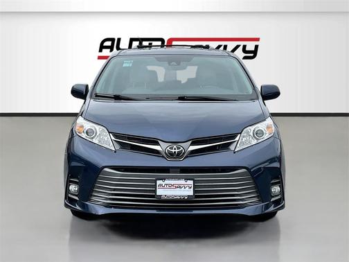 2020 Toyota Sienna XLE