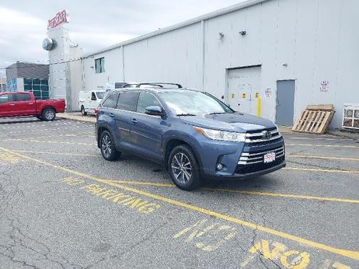 Blue 2019 Toyota Highlander XLE