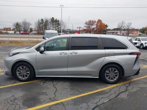 2021 Toyota Sienna XLE 7 PASSENGER