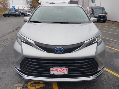 2021 Toyota Sienna XLE 7 PASSENGER